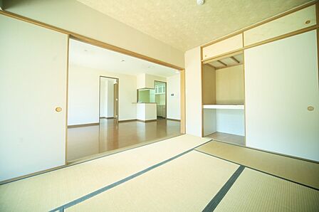 リビングと続き間の、和室約6帖となっております♪