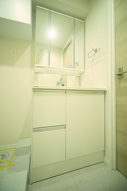 三面鏡のシャンプードレッサーで、お出かけ前の身支度もスムーズに♪