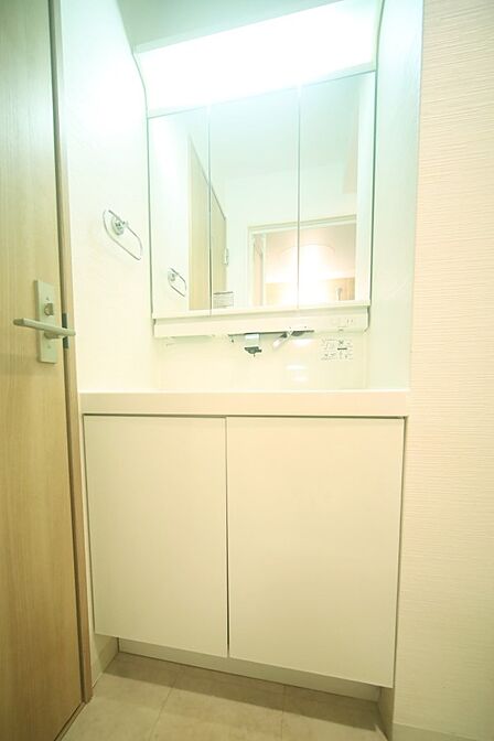 三面鏡のシャンプードレッサーで、お出かけ前の身支度もスムーズに♪