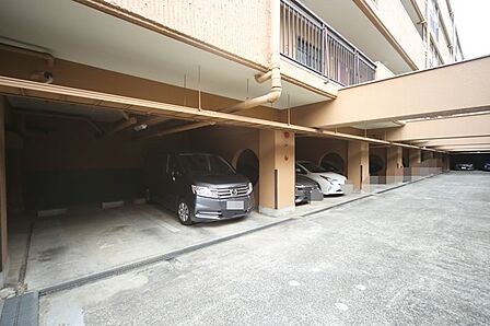 敷地内駐車場です（空き状況はお問い合わせ下さいませ。）