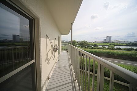 お洗濯物が良く乾きそうな、南西向きのワイドバルコニーです♪