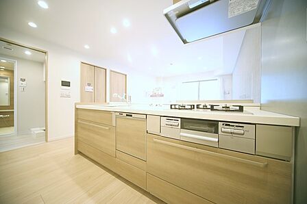新規交換済みのシステムキッチンですので、お料理作りが楽しくなりますね♪