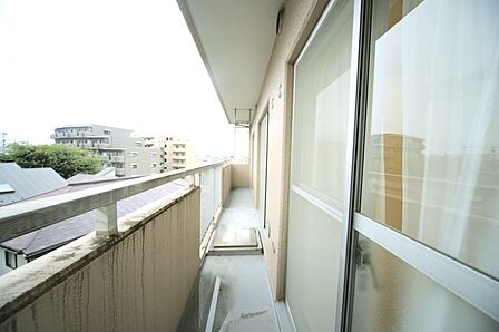 お洗濯物が良く乾きそうな、南向きのバルコニーです♪