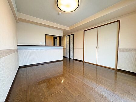 現況空室です! 家族の集うリビングは明るく、家族団欒できますね♪