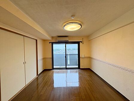 最上階の東南角部屋で、陽当り風通し良好となっております♪