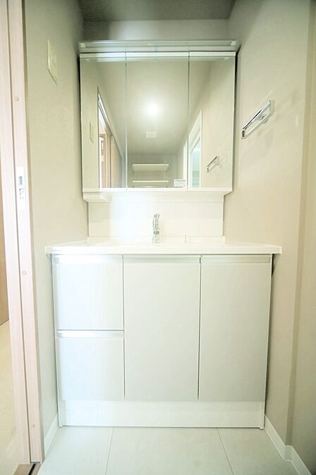 三面鏡のシャンプードレッサーで、お出かけ前の身支度もスムーズに♪