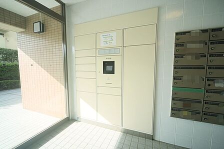 外出中の不在時に便利な、宅配ボックスがございます。