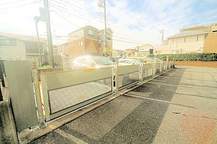 駐車場月額9000円〜11000円(空き状況はお問合せ下さいませ。)