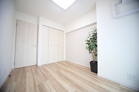 クローゼット付きの洋室は、約5帖でございます♪