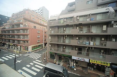 3階部分の西向きで、陽当り良好となっております♪