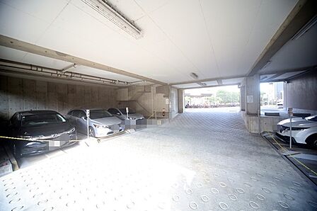 敷地内駐車場です(空き状況はお問い合わせ下さいませ。)