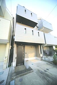 外観：「世田谷区千歳台5丁目」2010年7月築の3階建て！　カースペース1台可♪