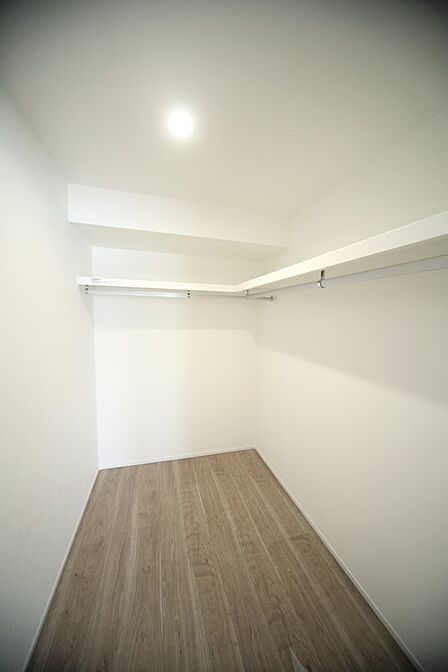 主寝室には、ウォークインクロゼットが設置されております♪