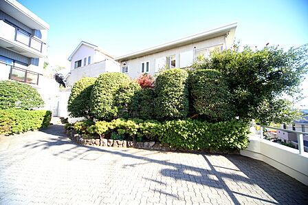マンションの敷地内には、植栽が施されております♪