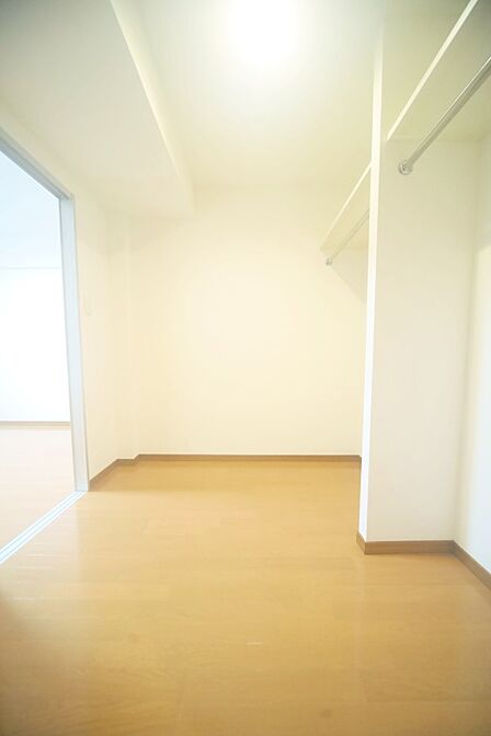 ウォークインクロゼット付きで、お部屋がスッキリ片付きそうですね♪