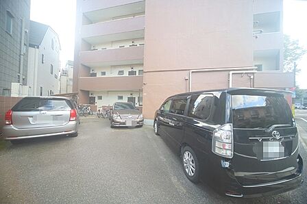 敷地内駐車場です(空き状況はお問い合わせ下さいませ。)