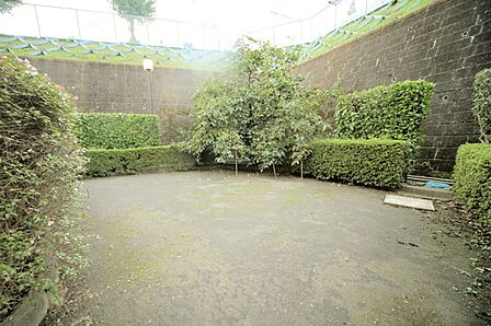 マンションの敷地内には、中庭スペースがございます♪