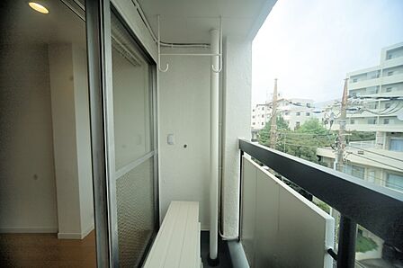 お洗濯物が良く乾きそうな、東向きのバルコニーです♪