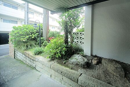 マンションの敷地内には、植栽が施されております♪