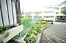 その他：マンションの敷地内には、植栽が施されております♪