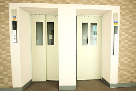 エレベータです。総戸数は122戸です