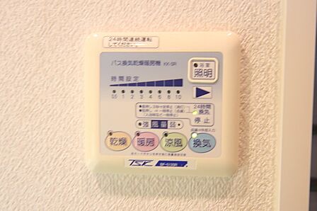 浴室暖房乾燥機付きで、雨の日のお洗濯もできますね。