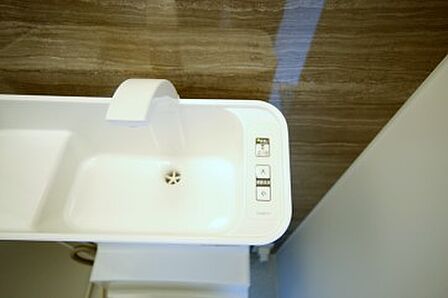 スイッチ式手洗い付きのトイレです