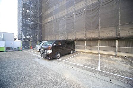 敷地内駐車場です（空き状況はお問い合わせ下さいませ。）