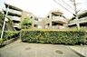 その他：マンションの敷地内には、植栽が施されております♪