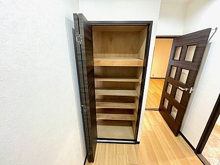 廊下にも収納があります