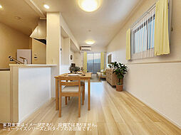 ベニバラード・岩畠 203 2階2LDKのリビング/ダイニング