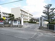 小学校「防府市立新田小学校まで650m」