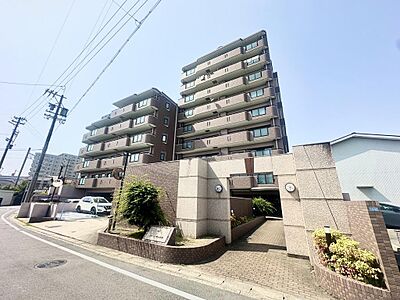外観：門構えからどっしりとした存在感を放つ重厚感のあるマンションです