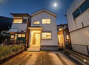 明るい陽光が差し込む2階建ての戸建て（背景はCGになります）