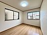 洋室：リビングを介さずに出入りできるお部屋は重宝します