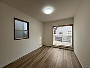 二階の東南洋室は二面採光でお部屋が広く感じます