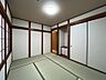 和室：一階リビングの奥には落ち着く和室があります