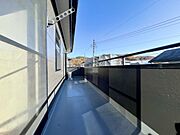 奥行きがあり、洗濯物をたっぷり干せる広々としたバルコニー
