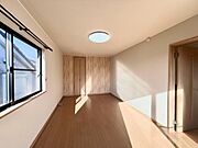 窓から自然光が差し込む、明るく気持ちのいい寝室です。心地よい目覚めをサポートします（10帖）