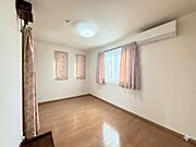 二階西洋室。南西の二面採光で明るいお部屋です