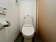 白を基調とした清潔感あふれる快適なトイレ空間です