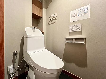 背面に棚もあり実用性もあるトイレです