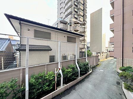 下は駐車場の為、実質2階の高さがあり圧迫感もありません