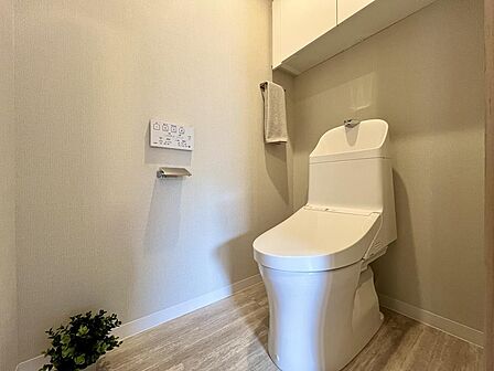 タンクもすっきりいて、収納棚もついたトイレです