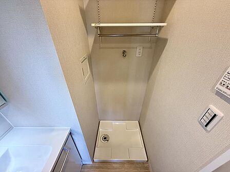 洗濯機置き場には防水パンも設置済みで、上部の棚も便利です