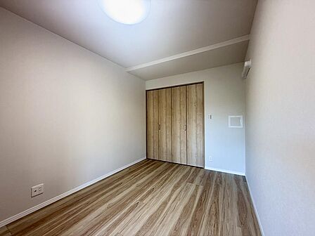 扉を開けてリビングの一部としても使用できる洋室は5帖と個別の部屋としてもしっかり使えます