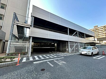 屋根付きの自走式駐車場です