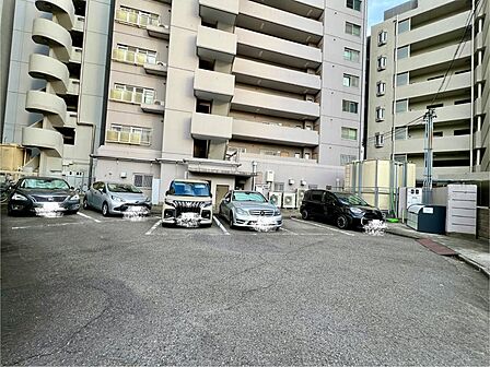 敷地内駐車場です。空き状況は管理会社にご確認ください