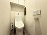 トイレ：温水洗浄便座と吊戸棚を備えたトイレなので、掃除用品やペーパーのストックを目立たせずに収納できます