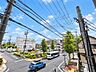 その他：マンション前の交差点越しに周辺の街並みを見渡せます。バス通りに面しているため公共交通も利用しやすい立地です